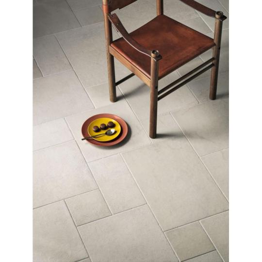 rusztikus szelu vegyes meretu vilagos mediterran ko padloburkolat klasszikus kohatasu jarolap csuszasmentes fagyallo teraszburkolat csempe country balaton nyaralo burkolatok.jpg